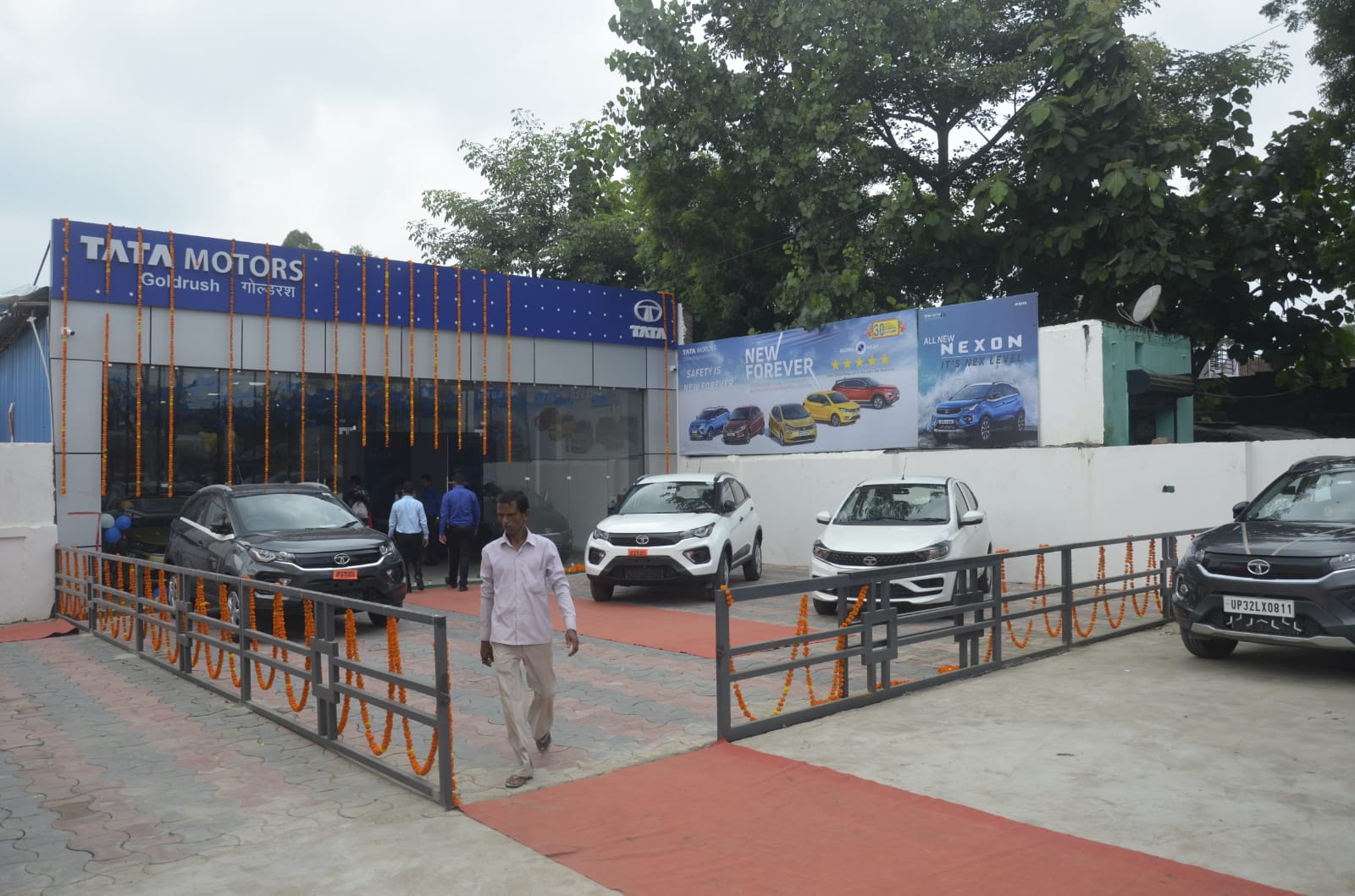 Tata Motors Cars Showroom – Seven Autocorp, Sitapur Road